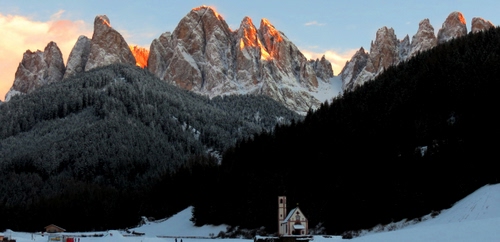 Immagine con neve, chiesa, montagna, montagne, cime, alberi, inverno, chiesetta, tramonto, bosco