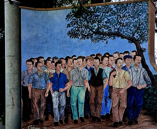 Immagine con albero, murales, uomini, persone, muro, murale, dipinto, disegno, cielo, gruppo