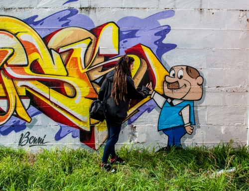 Immagine con donna, murales, erba, murale, disegno, muro, prato, colori, ragazza, graffiti