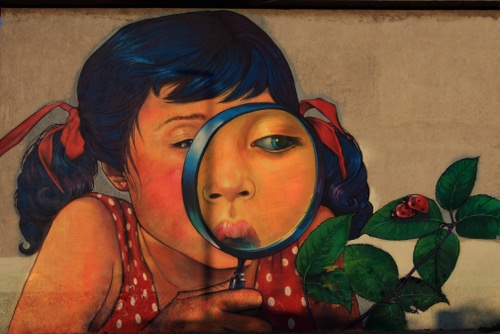 Immagine con lente, bambina, murales, occhio, coccinelle, foglie, capelli, rosso, muro