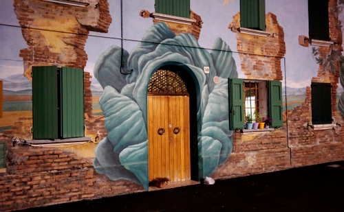 Immagine con finestre, porta, murales, mattoni, verde, persiane, vasi, casa, palazzo, portone, scuri, facciata
