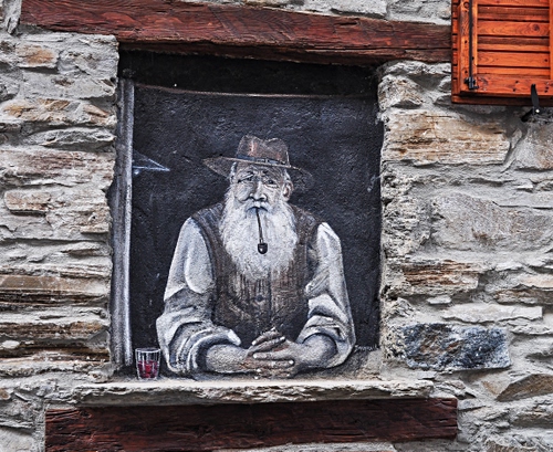 Immagine con barba, pipa, vecchio, finestra, murales, bicchiere, uomo, murale, casa