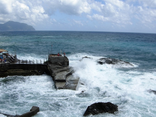 Immagine con mare, onde, nuvole, scogli, acqua, mareggiata, schiuma, molo