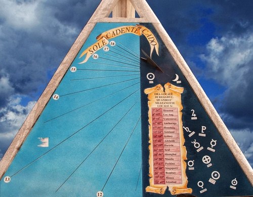 Immagine con meridiana, numeri, nuvole, azzurro, cielo, sole, ore, triangolo, orologio