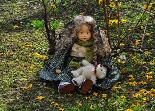 Immagine con bambola, fiori, erba, orsacchiotto, prato, giallo, orsetto, sciarpa, verde, giocattolo