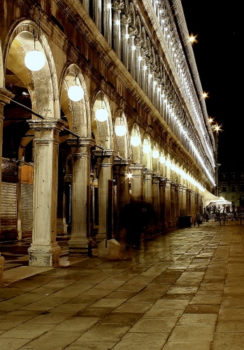 Immagine con archi, portici, luci, notturno, lampioni, colonne, piazza, venezia, portico