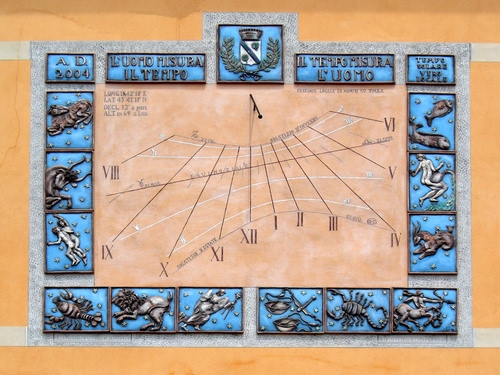 Immagine con meridiana, numeri, zodiaco, stemma, segni, orologio, asta, oroscopo, quadrante, romani