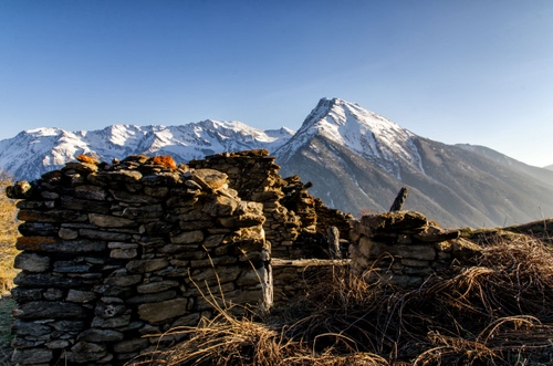 Immagine con neve, montagne, pietre, cielo, ruderi, erba, bianco, cime, montagna, pietra, paglia, inverno, rocce, azzurro, paesaggio, rami