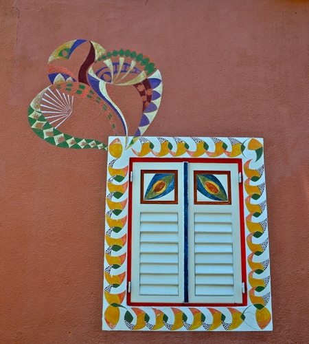 Immagine con finestra, colori, persiane, disegno, muro, bianco, murales, ante