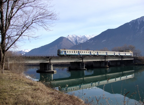 Immagine con ponte, fiume, treno, acqua, montagne, riflesso, albero, neve, alberi, montagna, vagoni, finestrini
