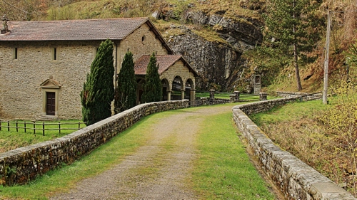 Immagine con strada, alberi, chiesa, erba, archi, muretti, montagna, sentiero, verde, case