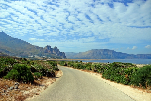 Immagine con strada, montagne, nuvole, mare, verde, panorama, piante, cielo