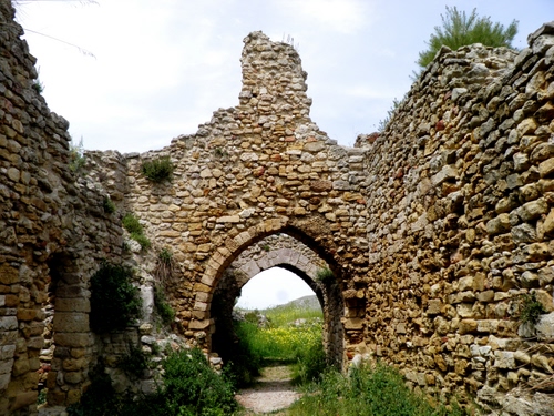 Immagine con pietre, ruderi, erba, archi, rovine, arco, piante, muri, sassi, mura, verde, rudere, rovina