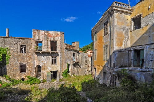 Immagine con case, ruderi, cielo, abbandono, finestre, verde, erba, rovine, nuvole, cespugli, azzurro, scorcio, piante
