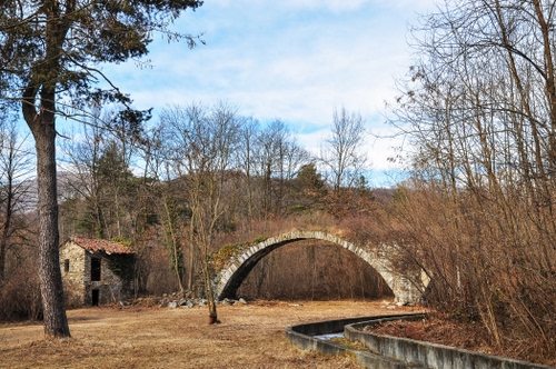 Immagine con ponte, alberi, casa, canale, arco, ruderi, rudere
