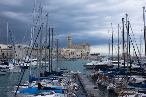 Immagine con barche, porto, mare, campanile, alberi, nuvole, chiesa