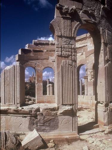 Immagine con colonne, cielo, nuvole, ruderi, archi, rovine, antichità, storia, rudere