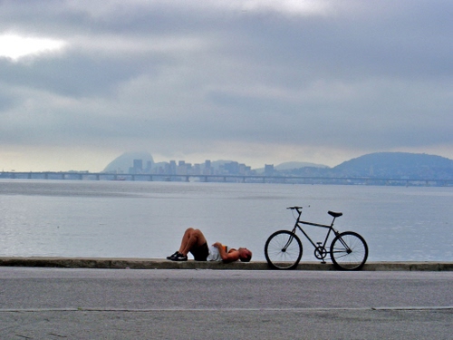 Immagine con bicicletta, mare, acqua, nuvole, ruote, strada, cielo, uomo, ponte, bici, montagne, donna, panorama, ciclista, persona