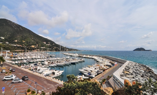 Immagine con barche, mare, porto, isola, nuvole, cielo, panorama, parcheggio, molo, montagna, auto, strada, macchine, costa, alberi