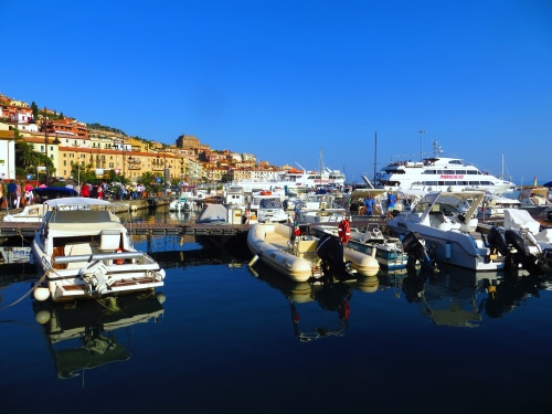 Immagine con barche, porto, mare, acqua, riflesso, borgo, gommone, cielo, riflessi