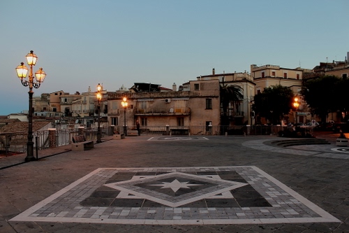 Immagine con piazza, lampioni, case, disegno, pavimento, stella, quadrato, luci, alberi