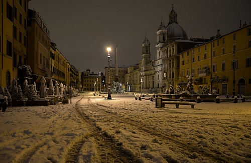Immagine con neve, piazza, notturno, lampione, cupola, chiesa, fontana, strada, panchina