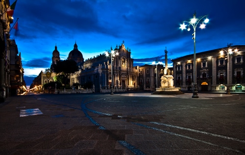 Immagine con piazza, chiesa, notturno, lampioni, notte, lampione, blu, cielo, monumento, cupole