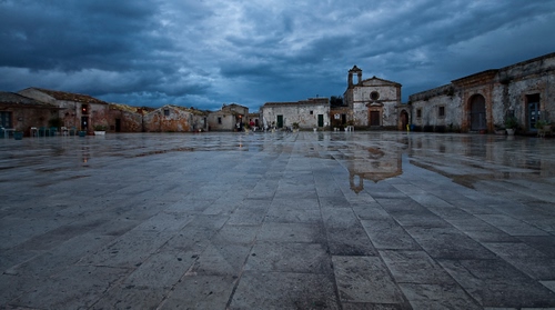 Immagine con piazza, chiesa, riflesso, nuvole, acqua, pioggia, case, selciato