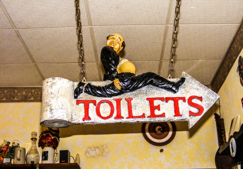 Immagine con insegna, rosso, catene, freccia, pupazzo, uomo, scritta, catena, boccali, mensola, nero, bianco, umorismo, bottiglia, bottiglie, bagni, pancia, soffitto, indicazione