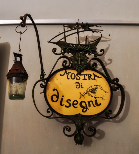 Immagine con ferro, insegna, giallo, insegne, lampione, nave, scritta, ombra, disegno, lume, lanterna