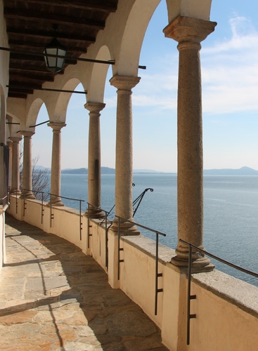 Immagine con colonne, mare, archi, panorama, cielo, portico, lampione