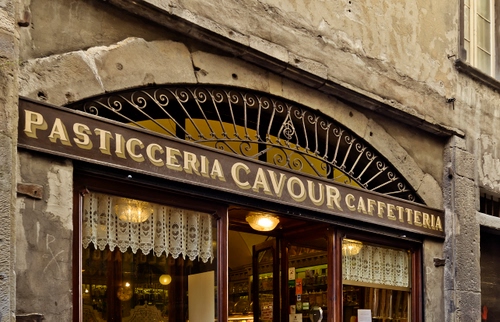 Immagine con insegna, pasticceria, scritta, luci, negozio, vetrina, bar, caffetteria, vetrine