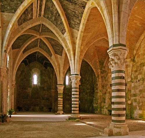 Immagine con colonne, archi, chiesa, righe, finestra, finestre, mattoni, pietre, capitelli, capitello, interno