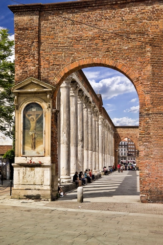 Immagine con colonne, arco, croce, edicola, persone, ombre, cristo, nuvole, mattoni