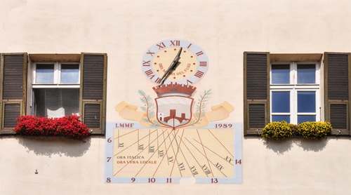 Immagine con orologio, meridiana, finestre, fiori, due, numeri, muro