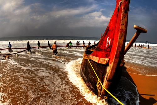 Immagine con mare, barca, pescatori, pescare, spiaggia, reti, onde, nuvole, pesca, corda, sabbia