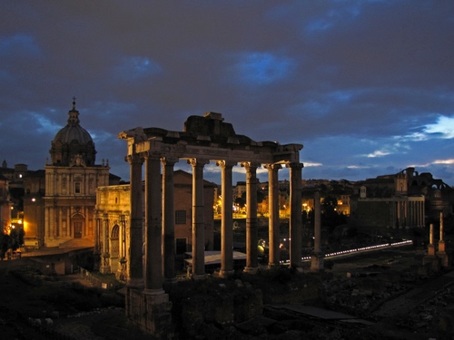 Immagine con colonne, notturno, cupola, chiesa, cielo, notte, ruderi, resti, tempio, rovine, luci
