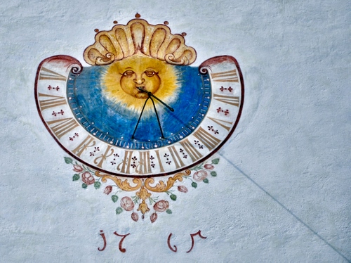 Immagine con meridiana, sole, numeri, ombra, orologio, lancette, asta, disegno, ora