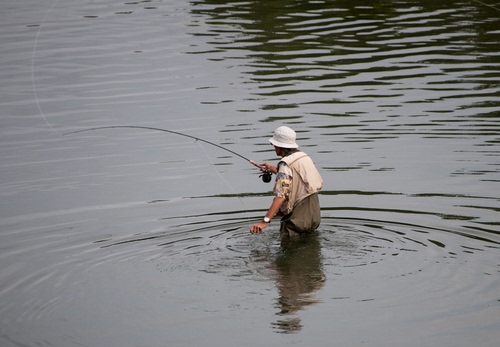 Immagine con acqua, canna, pescatore, cappello, orologio, fiume, lenza, lago, pesca, cerchi, uomo, mare, stivali, onde, pescare