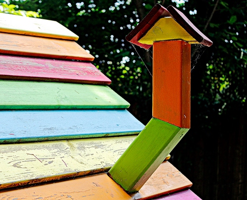 Immagine con verde, tetto, comignolo, legno, giallo, alberi, rosso, arancione, colori, colorato, azzurro, assi, piante, multicolore