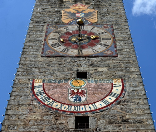 Immagine con meridiana, orologio, stemma, torre, lancette, numeri, pietra