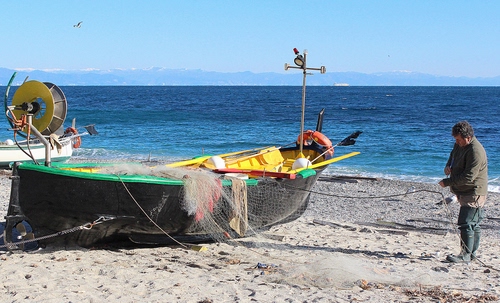 Immagine con mare, barca, rete, pescatore, spiaggia, sabbia, reti
