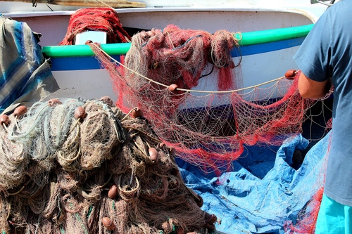 Immagine con reti, barca, pescatore, galleggianti, rete, pesca, blu, pescare, rosso