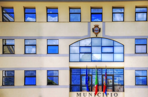 Immagine con bandiere, finestre, municipio, stemma, riflessi, azzurro, palazzo, vetri, comune