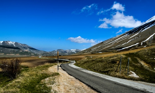 Immagine con strada, cielo, neve, montagna, nuvole, montagne, prati, verde, panorama, palo, curve, paesaggio, azzurro, piante