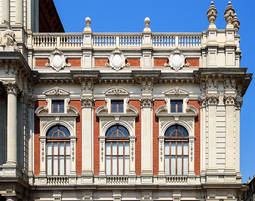 Immagine con finestre, palazzo, colonne, tre, cielo, terrazzo, decorazioni