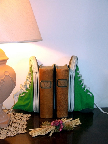 Immagine con libri, scarpe, verde, lampada, luce, due, fiore, lacci