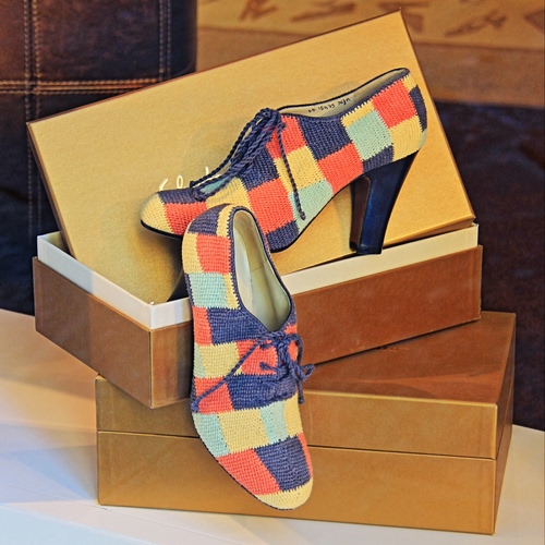 Immagine con scarpe, scatole, colori, multicolore, stringhe, tacco, donna, vetrina, cartone, due, tacchi