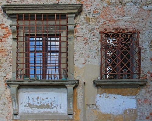 Immagine con finestre, due, grate, muro, inferriate, ferro, vetri, ruggine, riflesso