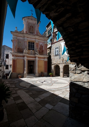 Immagine con chiesa, piazza, croce, archi, colonne, facciata, ombra